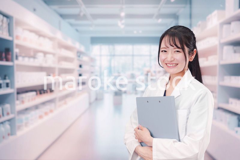 薬局で働く薬剤師の女性