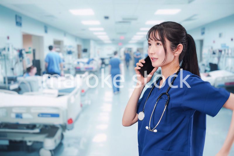 忙しく急患の対応をする若い女性ドクター