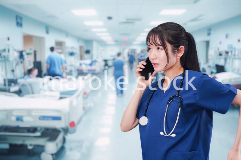 忙しく急患の対応をする若い女性ドクター