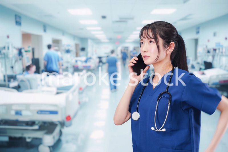 忙しく急患の対応をする若い女性ドクター