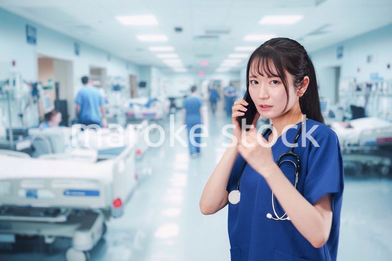 忙しく急患の対応をする若い女性ドクター