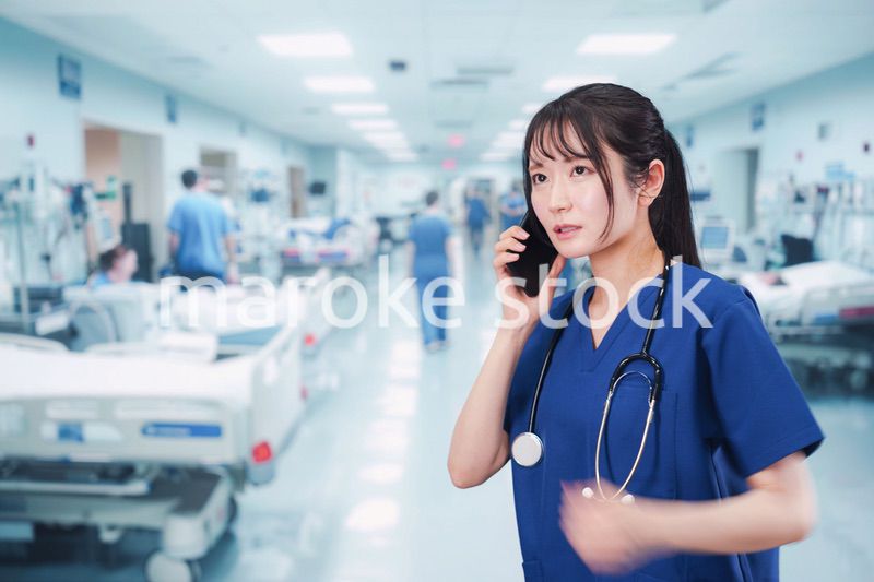 忙しく急患の対応をする若い女性ドクター