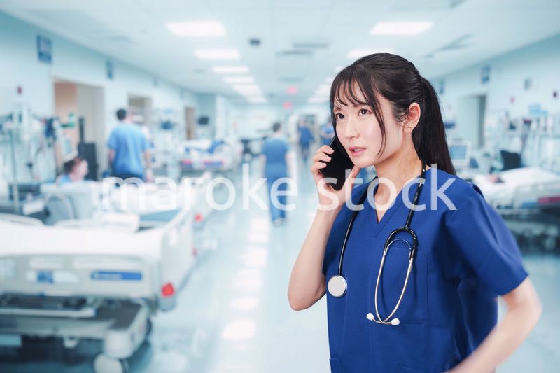 忙しく急患の対応をする若い女性ドクター