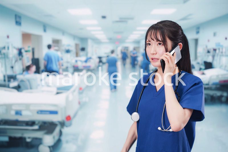 忙しく急患の対応をする若い女性ドクター