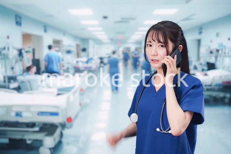 忙しく急患の対応をする若い女性ドクター