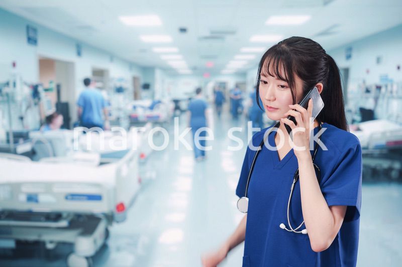 忙しく急患の対応をする若い女性ドクター