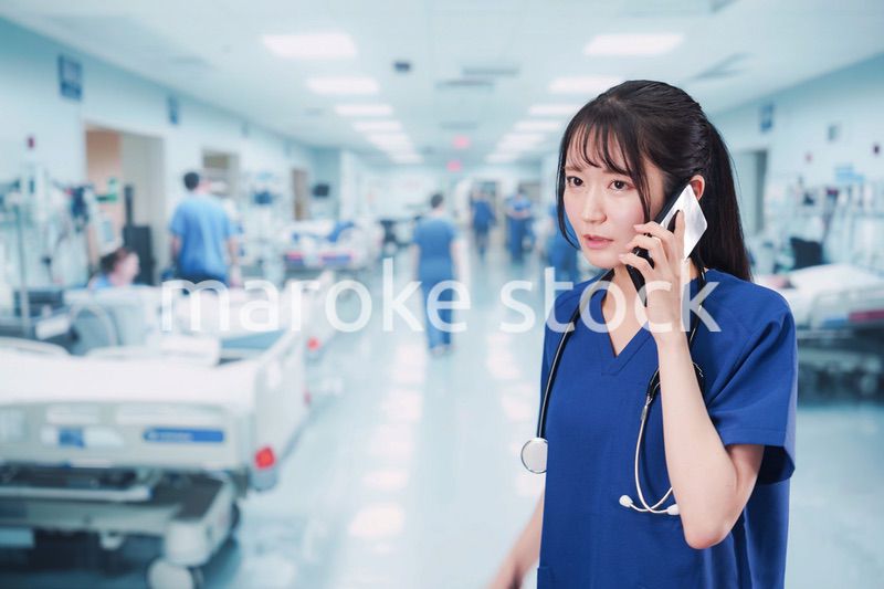 忙しく急患の対応をする若い女性ドクター