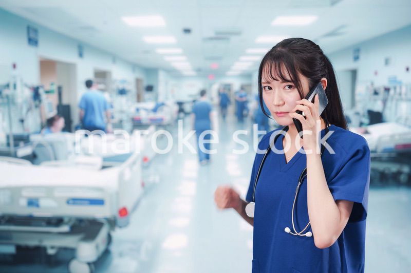 忙しく急患の対応をする若い女性ドクター