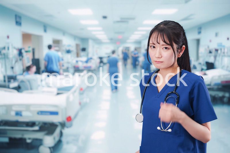 忙しく急患の対応をする若い女性ドクター