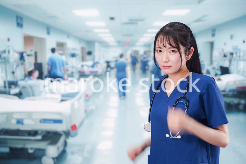 忙しく急患の対応をする若い女性ドクター