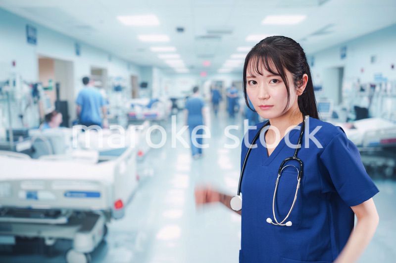 忙しく急患の対応をする若い女性ドクター