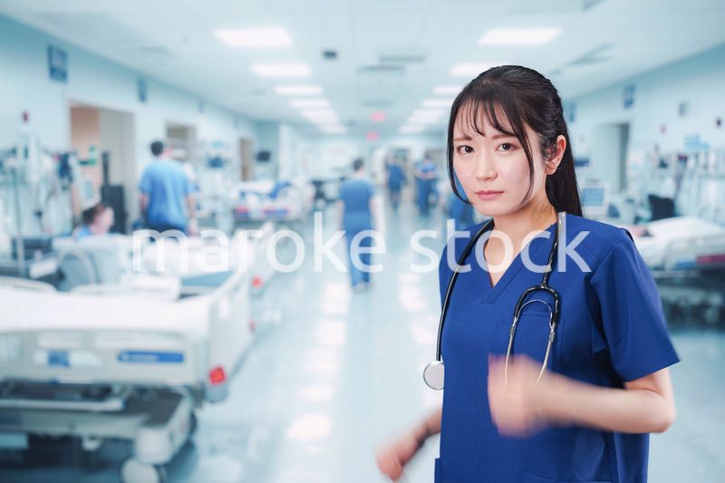 忙しく急患の対応をする若い女性ドクター