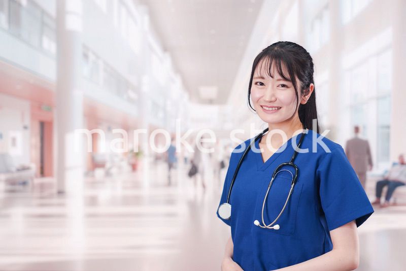 病院で働く女性ドクター