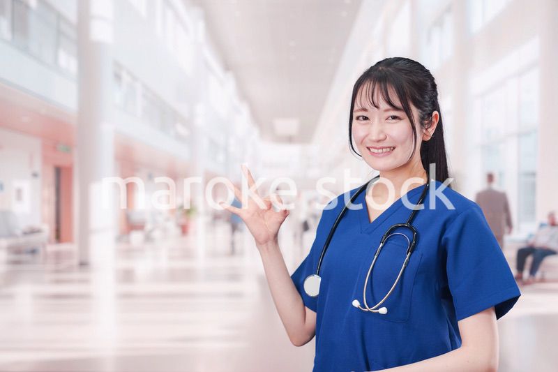 病院で働く女性ドクター