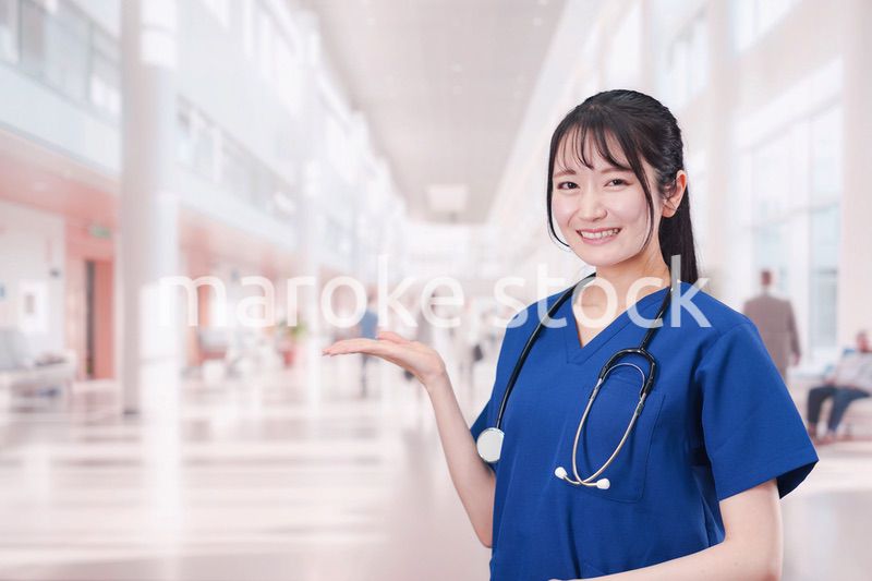 病院で働く女性ドクター