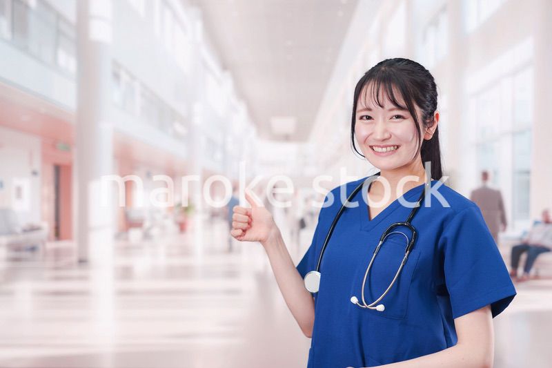 病院で働く女性ドクター