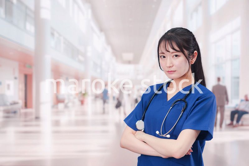 病院で働く女性ドクター