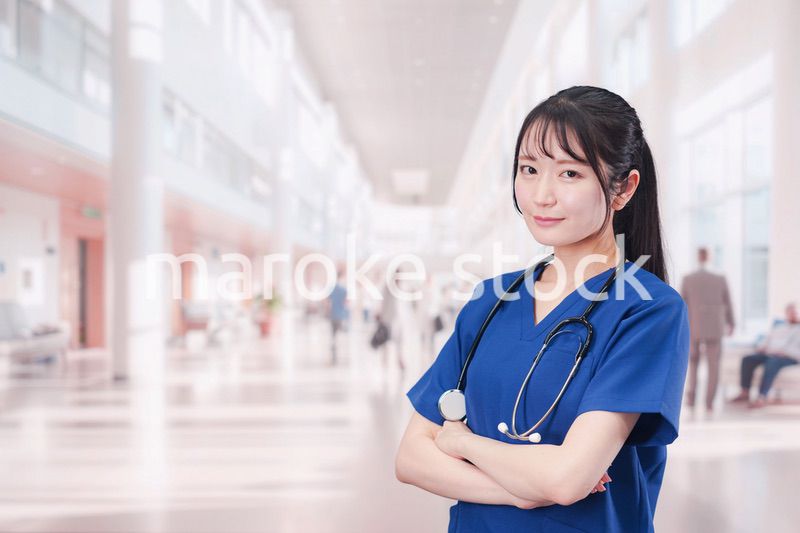 病院で働く女性ドクター