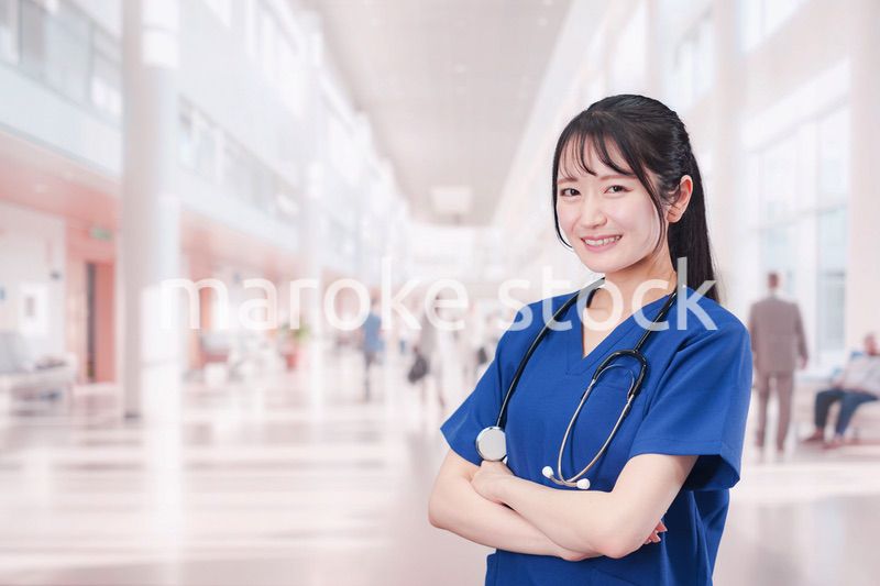 病院で働く女性ドクター