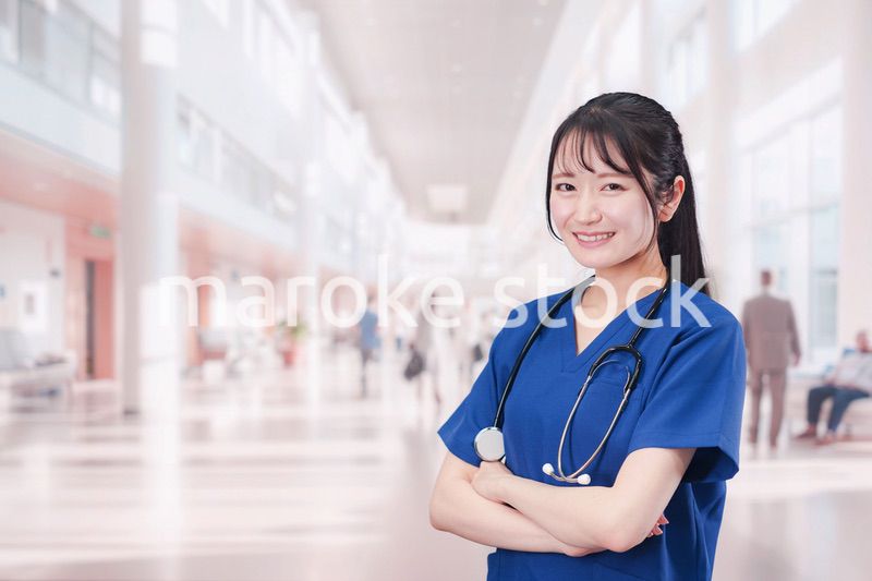 病院で働く女性ドクター