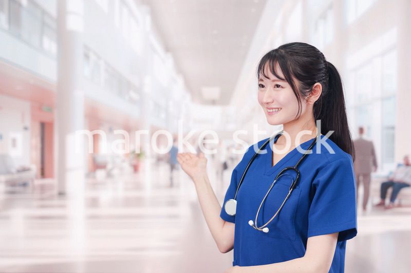 病院で働く女性ドクター