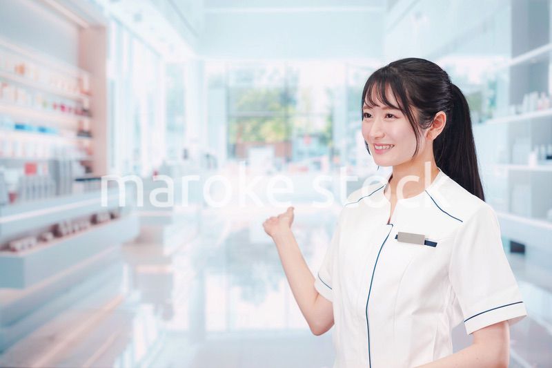 化粧品店で働く若い女性