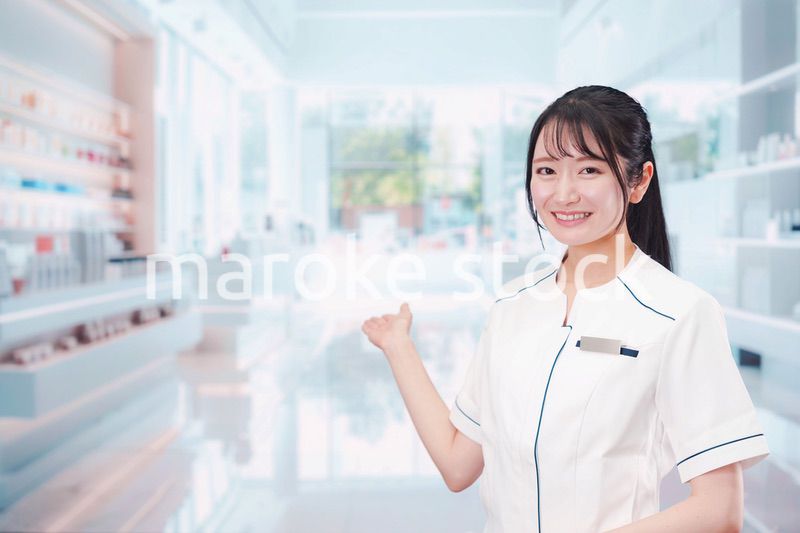 化粧品店で働く若い女性