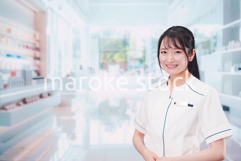 化粧品店で働く若い女性