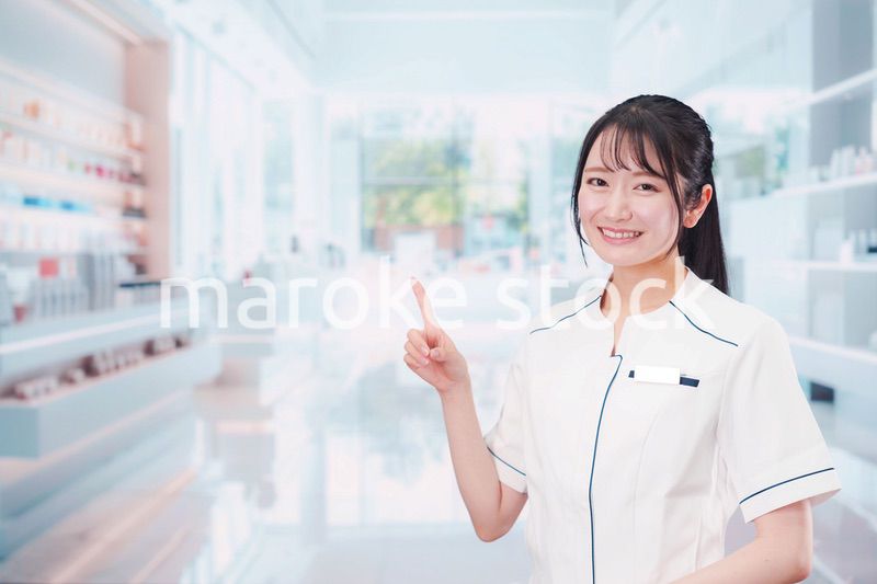 化粧品店で働く若い女性