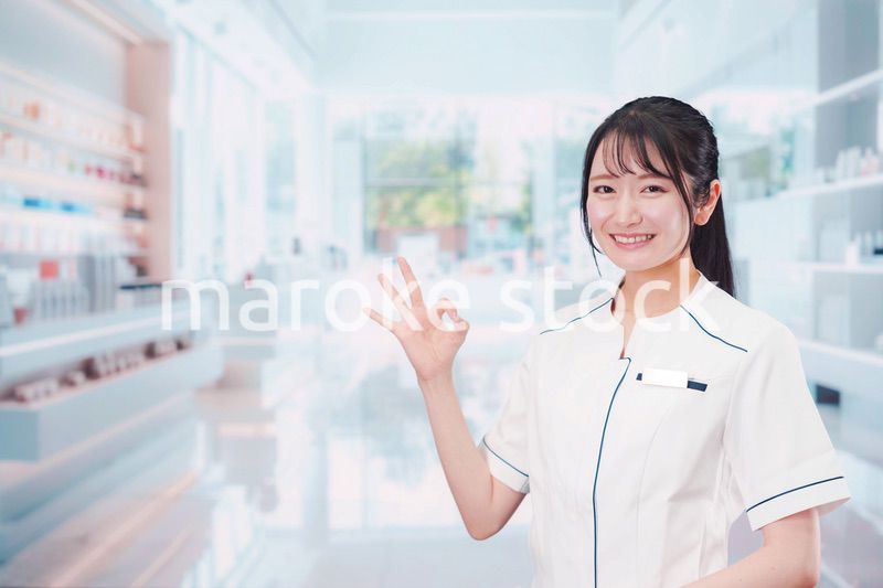 化粧品店で働く若い女性