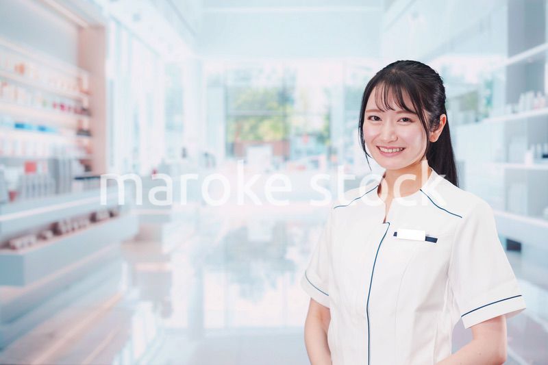 化粧品店で働く若い女性