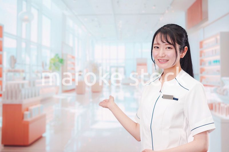 化粧品店で働く若い女性