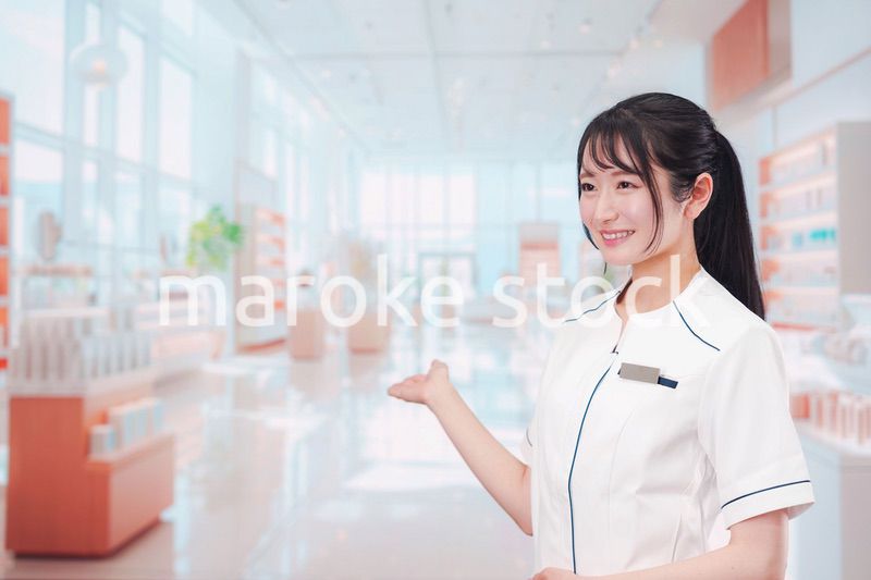 化粧品店で働く若い女性