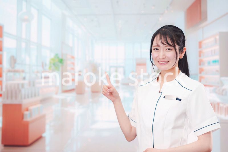 化粧品店で働く若い女性