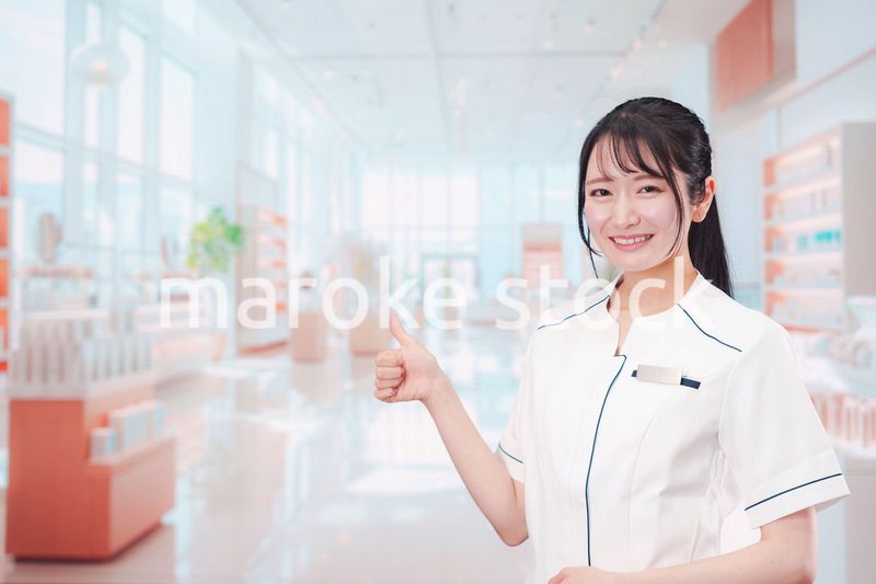 化粧品店で働く若い女性