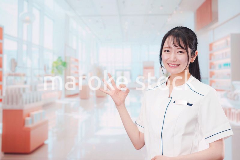 化粧品店で働く若い女性