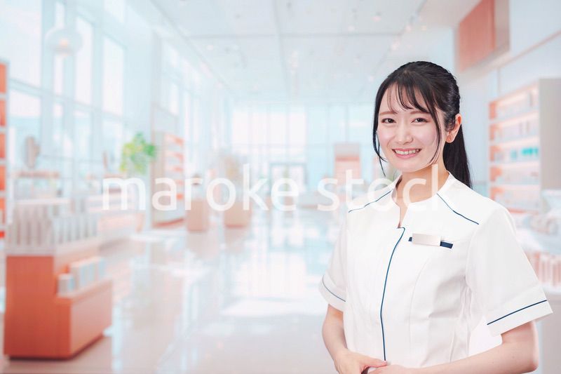 化粧品店で働く若い女性