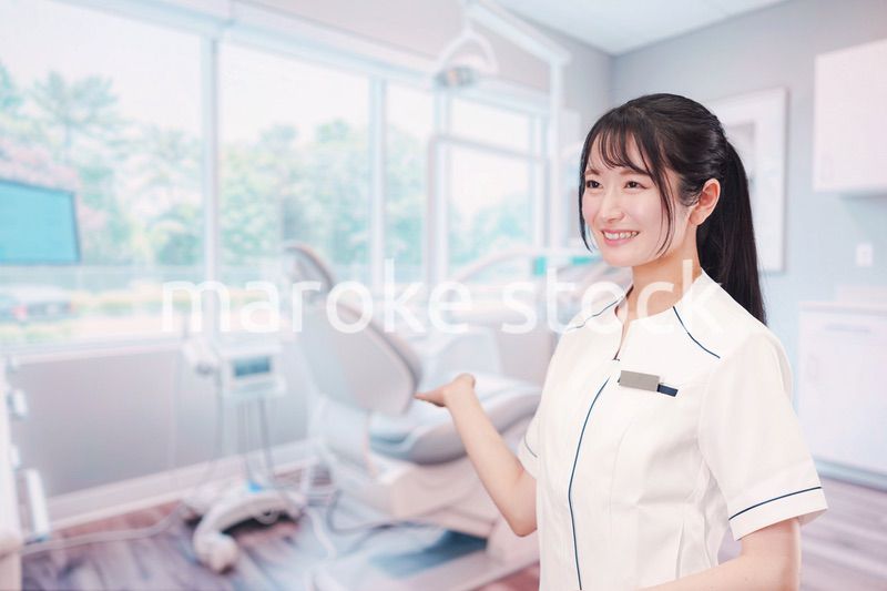 笑顔で働く歯科助手の女性