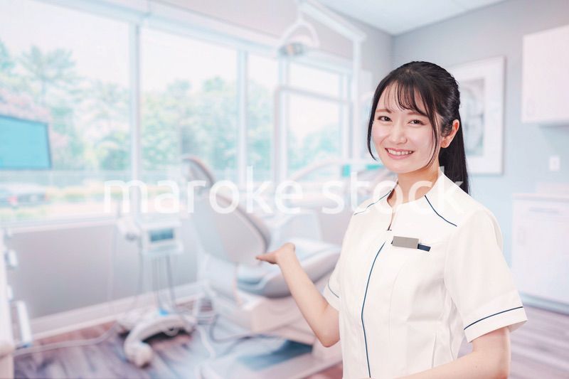 笑顔で働く歯科助手の女性