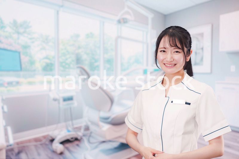 笑顔で働く歯科助手の女性