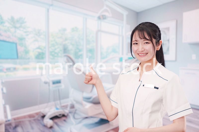笑顔で働く歯科助手の女性