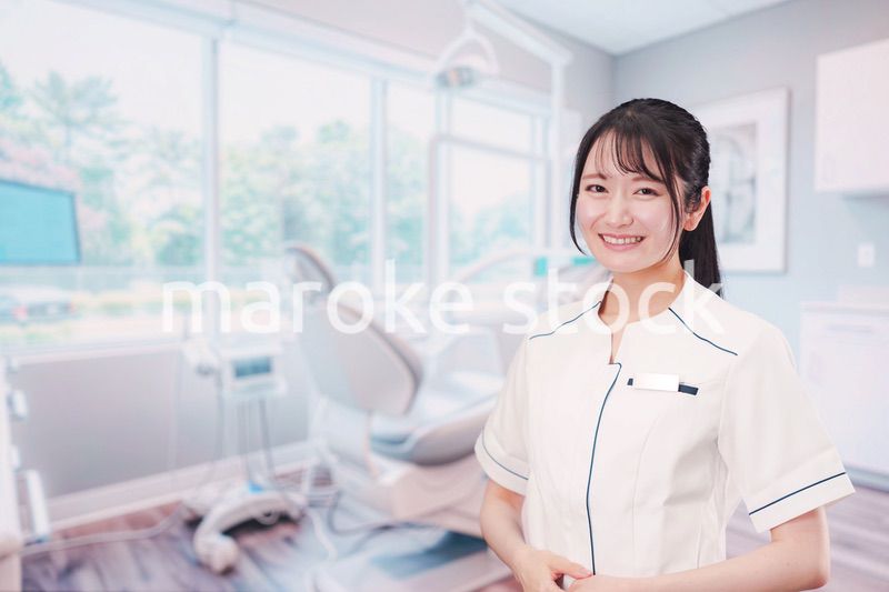 笑顔で働く歯科助手の女性