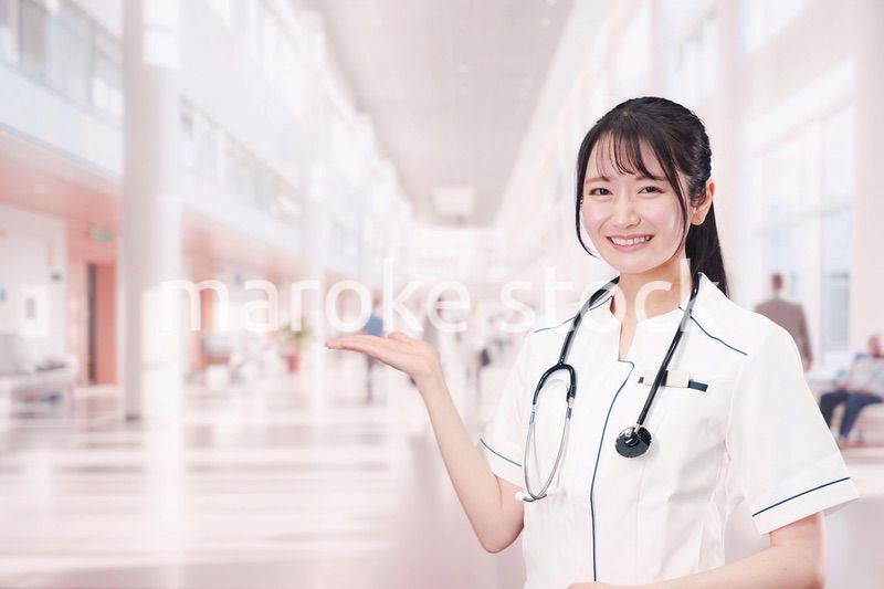 医療機関で働く若い女性の看護師