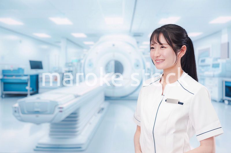 MRI室で働く若い女性技士