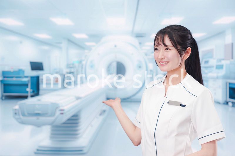MRI室で働く若い女性技士
