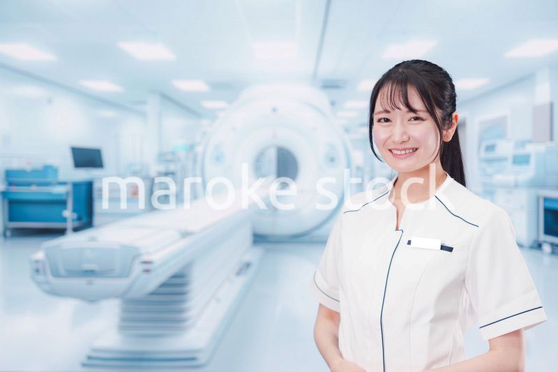 MRI室で働く若い女性技士