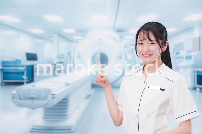 MRI室で働く若い女性技士