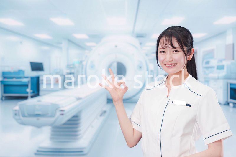 MRI室で働く若い女性技士