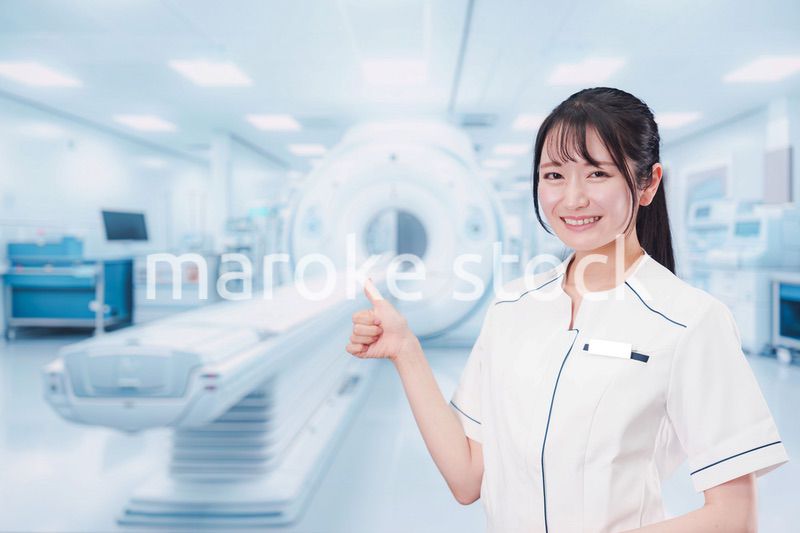 MRI室で働く若い女性技士