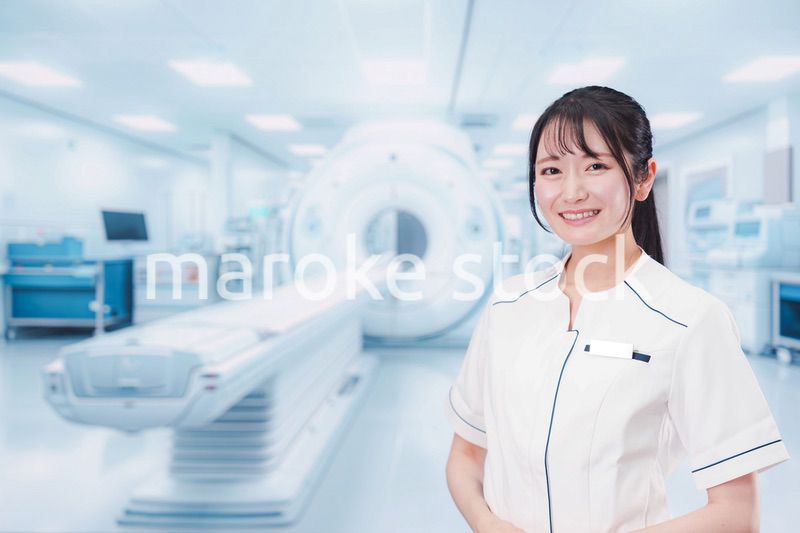 MRI室で働く若い女性技士